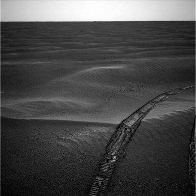Tracks in the sand (1) - Sol 439
3) i venti di Marte non sono i "Creatori" dei Side-Winders;
4) i venti di Marte non sono i "Creatori" dei due mini-crateri;
5) i due mini-crateri (!) NON sono affatto crateri.

Ci rendiamo conto del fatto che la nostra è una speculazione e che non siamo in possesso di elementi decisivi per arrivare ad asserire quanto dedotto al punto n. 5 qui di sopra, ma il nostro ruolo - in quanto Ricercatori Privati - è anche quello di 'lanciare delle provocazioni' e poi vedere se otteniamo qualche reazione da parte degli ambienti scientifici "convenzionali" (i quali, tanto per non 'scoprirsi' - rischiando di rovinarsi la reputazione... -, non sanno far altro che tacere o, se proprio costretti, scuotere timidamente il capo con atteggiamento di sufficienza...).

Le Vostre idee riguardo a questa specifica 'provocazione' saranno bene accette e, se vorrete comunicarcele, daremo ampio risalto a quelle che riterremo più accurate e verosimili.

Grazie per la collaborazione!
Parole chiave: Mars Panorama