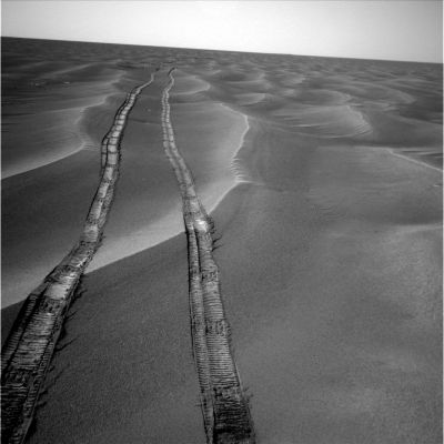 Looking behind... - Sol 446
Siamo nel Sol 446 di Opportunity e, guardando indietro, i tempi dell'esplorazione del Cratere Endurance sembrano davvero lontani.
Endurance è infatti scomparso dall'orizzonte visibile del Rover ed Erebus ancora non si vede (qualche tempo fa avevamo creduto di intravederne le pareti esterne in lontananza ma, a quanto pare, ci sbagliavamo).
Le immagini che "guardano avanti" affascinano perchè non si può dare nulla per scontato circa quello che arriverà, ma anche quelle che "guardano indietro" hanno il loro indubitabile fascino. 
Si, perchè l'esplorazione di Marte - come molti di Voi avranno già capito - NON è (solo) un Viaggio della Scienza: è ANCHE (e forse soprattutto) un Viaggio dell'Immaginazione e dello Spirito.
Esageriamo?

Ma Voi credete che Conoscenza e Comprensione passino  solo attraverso la prassi scientifica e la capacità di dimostrare?
La nostra posizione è discutibile, certo, ma la Conoscenza e la Comprensione, secondo noi, non sono solo Figlie dei "Teoremi Dimostrati".

Pensateci...
Parole chiave: Mars Panorama