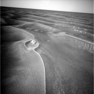 An unusual Side-Winder on Sol 446 (2)
Occhio Dx della NavCam di Opportunity, mentre guarda uno dei più interessanti rilievi disegnati dalla cresta di un Side-Winder. 
Si tratta di una immagine necessaria se volete provare a crearVi uno "stereo-pair" con il Vostro pc.
Parole chiave: Mars' sand - Side-Winders
