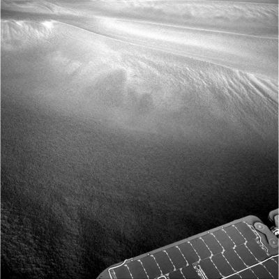 Looking around and recharging, on Sol 455
Opportunity � ancora "prigioniero" della duna (che alla NASA invece definiscono 'sand-pit') che ha troppo disinvoltamente cercato di attraversare. 
Nel Parco Simulazioni del Centro Controllo Missione i Tecnici NASA pi� "visionari" stanno provando e riprovando a trovare, usando uno dei gemelli di Opportunity, una via sicura per portare il Rover fuori dalla "trappola sabbiosa". 
Nel frattempo, tanto per fare qualcosa di utile, Opportunity stende i suoi pannelli solari e si ricarica, come questo frame ci mostra chiaramente.
Parole chiave: Mars dunes - Side Winders