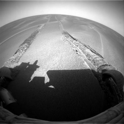 Still in the sand... (1)
Siamo nel Sol 458 di Opportunity: sulla Terra si continua a simulare la situazione in cui il Rover è venuto a trovarsi ed a progettare delle possibili vie d'uscita. 
Ci perdonate se esprimiamo la nostra sensazione e facciamo un piccolo "pronostico"?
Ok: secondo noi Opportunity uscirà dalla duna e proseguirà verso Erebus Crater e poi verso Victoria Crater. Ne siamo certi.
Così come siamo certi del fatto che alla NASA, specie in tempi recenti abbia preso piede la moda del "teatralizzare" gli eventi (questo fatto lo abbiamo constatato da parecchio tempo e da tanti dettagli, più o meno eclatanti, tra i quali sottolineiamo la tecnica narrativa adottata nella redazione dei loro 'summaries' - una tecnica estremamente "teatrale", appunto, ed irritante, non lo nascondiamo).
Dunque, se lo stile è "...Riusciranno i nostri Eroi a salvare il Rover insabbiato?...", allora la risposta è ovvia: certo che ci riusciranno! 
Parole chiave: Mars dunes
