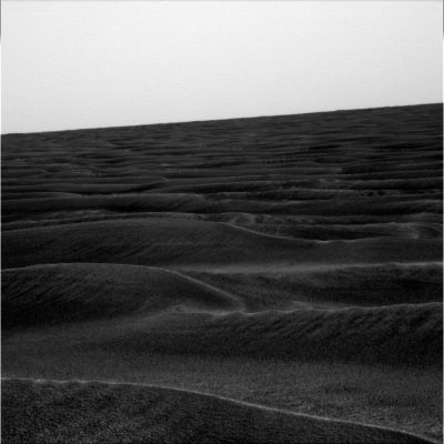 Side-Winders, on the way to Erebus (1)
Non sappiamo se si tratti di un effetto ottico causato dal tipo di filtro/colore impiegato per scattare le tre istantanee dell'orizzonte di Meridiani Planum che Vi proponiamo per oggi, ma la nostra impressione è che i Side-Winders che circondano Opportunity sìano decisamente più alti di quelli incontrati sino ad ora (provate a riguardare le immagini della traversata Eagle Crater-Anatolia-Endurance Crater per farVi un'idea di quello che intendiamo).
Forse non è stata una manovra azzardata quella che ha causato l'insabbiamento del Rover: forse è proprio cambiata la superficie su cui il Rover si muove, diventando più insidiosa.
Certo è che se così fosse, allora il viaggio verso Erebus e Victoria - che, onestamente, pensavamo fosse facile-facile - diventerebbe una vera sfida contro l'ostilità dell'ambiente.
Vedremo...
Parole chiave: Mars Panorama - Side Winders