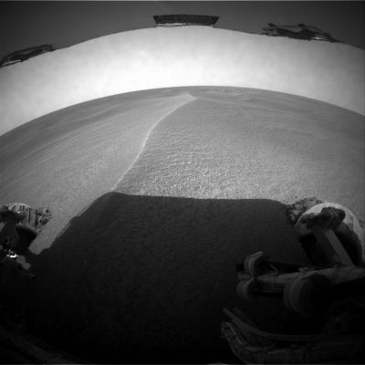 Still in the sand... (2)
Prevediamo che ci sarà qualche problema, un pò di ansia e di tensione, il rischio di vedere la fine - a questo punto deludente -  della Missione e poi, come ovvio, il 'colpo di scena' ed il nostro Amico Rover che se uscirà dalla duna per poi riprendere, sereno, il suo meraviglioso cammino sul Pianeta Rosso.

Ironia a parte, noi ci auguriamo profondamente che il Rover esca dall'empasse: se la Missione dovesse finire così - bloccati da una duna troppo alta e soffice... - noi (e pensiamo anche tutti Voi)resteremmo veramente MOLTO delusi.
Parole chiave: Mars dunes