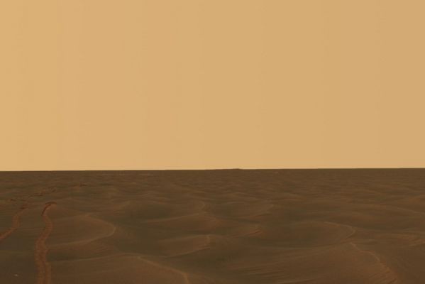 Rub-al-Khalì: detail 02 - Sol 464 (approx. true colors; credits: NASA)
In questo secondo dettaglio del mega-panorama ottenuto fra il Sol 456 ed il Sol 464, stiamo volgendo lo sguardo alle "spalle" di Opportunity, verso il sentiero già percorso. 
In questo frangente la distanza e, forse, la cosiddetta TAU (opacità atmosferica) mi rendono la vita più difficile ma, se portate il frame sino al full-size e poi provate ad ingrandire delicatamente l'immagine, dovreste riuscire a vedere - nella forma di sottili rilievi di color marrone scuro che si staccano dal resto del paesaggio - i Crateri Voyager e Viking. 
Molto più lontano, ma ancora visibile sul filo dell'orizzonte (la cui piattezza viene nettamente alterata), il Cratere Endurance.
Parole chiave: Mars Panorama