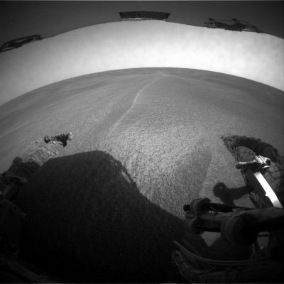 Slowly going out - Sol 470
Quello che intendiamo dire è che, a nostro parere, il comportamento della NASA - orientato alla calma assoluta ed alla valutazione ponderata anche della più piccola mossa - è certo giusto, ma è pure illuminante su un altro punto il quale, invece, sino ad ora era assai controvertibile: il vento, si deduce da quello che sta facendo (e da COME lo sta facendo!) il Centro Controllo Missione, NON può peggiorare (nè migliorare, riteniamo) la situazione di Opportunity. 
Il vento Marziano NON è un fattore critico per il Rover. 
"Il vento Marziano NON riesce a smuovere la sabbia su cui il Rover si muove e quindi possiamo prendercela con calma e vedere bene che cosa fare". 
Ma come? Non è stato forse il vento a creare il paesaggio che vediamo, con la sua bellezza e le sue "trappole"? La risposta, a questo punto, ci pare ovvia: NO, non è stato il vento (o comunque, non è stato SOLO il vento). 
E la nuova domanda è: come mai il vento di Marte non riesce a smuovere la sabbia? 

Domande, domande, domande...
Parole chiave: Martian Dunes