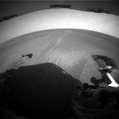 Yes: Opportunity is really rolling out! - Sol 473
L'immagine, ottenuta dalla Right Rear-HazCam di Opportunity durante il Sol n. 473, è decisamente chiara: il Rover si sta effettivamente muovendo all'indietro e, probabilmente, fra una settimana sarà fuori dall'empasse che lo ha bloccato per un pò di tempo. 
Naturalmente ne siamo molto felici ed altrettanto naturalmente le nostre considerazioni sul fatto che il Centro Controllo Missione stia ignorando nella maniera più totale i (potenziali) rischi per la riuscita delle operazioni i quali potrebbero derivare dal repentino ed inatteso concorrere di fattori atmosferici (una tempesta di vento per esempio) restano invariate - anzi: si rafforzano Sol dopo Sol...
Parole chiave: Martian Dunes