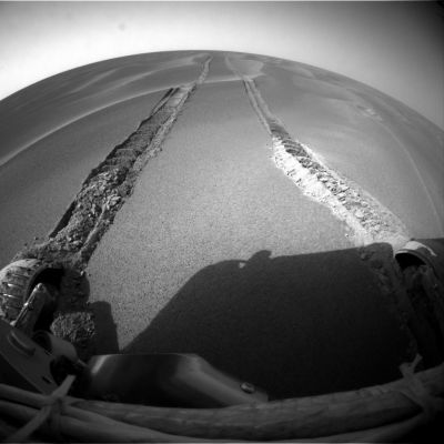 The deep tracks of Opportunity - Sol 474
Left Front Hazard Camera - Non-linearized Full frame EDR acquired on Sol 474 of Opportunity's mission to Meridiani Planum at approx. 15:08:11 MLT.

Forse stiamo peccando di un'eccessiva mancanza di fiducia, ma alcuni di noi cominciano a trovare questa storia dell'insabbiamento e della cautela estrema che viene posta nello svolgimento delle operazioni necessarie a rimettere Opportunity in condizione di procedere come 'oggettivamente poco credibile'. Troppo tempo è già trascorso senza che, in realtà, si sia fatto nulla e, comunque, la sensazione che inizia a farsi spazio fra alcuni Ricercatori e che la NASA abbia usato un banale 'fermo tecnico' del Rover per scattare qualche centinaio di frames ridondanti (le ruote insabbiate), inventarsi una bella storia e quindi bloccare per un bel pò immagini e dati in arrivo da Marte. Insomma: molti pensano che Opportunity sia già nei pressi di Erebus o 'dentro Erebus', a riprendere frames Top Secret.
Parole chiave: Mars dunes - Side Winders