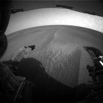 Horizon on Sol 474
Sinceramente, vista l'attitudine della NASA verso le 'domande indiscrete', noi non ci sentiamo di escludere nessuna ipotesi, neanche la più assurda.
Certo è che un'eventuale cover-up di queste dimensioni - se riuscissimo a provarlo, in qualche modo, almeno in parte - ci farebbe sprofondare tutti in una profondissima e terribile 'duna di dubbi' (perdonateci la metafora) per uscire dalla quale non basterebbe neppure - probabilmente - tutto il talento di tutti i Team NASA attualmente al lavoro su Opportunity.

Forse la parola 'insabbiamento', così come è stata usata per descrivere le attuali vicende di Opportunity, è molto più significativa di quanto si possa anche solo pensare di immaginare... 
O forse si tratta solo di qualche eccesso di diffidenza verso la NASA da parte di alcuni di noi.

Vedremo.
Parole chiave: Mars Panorama