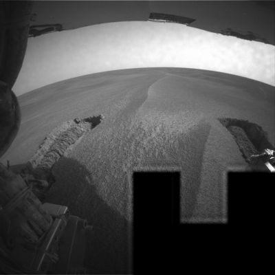 Still going back... - Sol 476
Opportunity si sta effettivamente muovendo, ripercorrendo all'indietro la strada che l'aveva portata ad insabbiarsi. Tuttavia, guardando le riprese che provengono dall'altra camera (e che ci mostrano le tracce relative al cammino percorso), la nostra sensazione è che questa manovra, a meno che non sia prevista una qualche variazione "in itinere", non sarà da sola sufficiente a riportare il Rover in una zona dove la sabbia è meno alta e soffice.
Staremo a vedere che cosa la NASA ha effettivamente in mente...
Parole chiave: Mars dunes