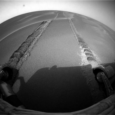 Escape way and "Anomaly" (1) - Sol 483
Quello che c'è alle 'spalle' di Opportunity lo vedete bene: sono solo dune, dalle dimensioni e dalla consistenza indecifrabili.
Però Opportunity si sta muovendo bene - per ora - ed il frame successivo e sempre relativo al Sol 483 lo dimostra ampiamente...

Ma attenzione! Lo vedete quella specie di riflesso scuro e sferico, sulla Sx in alto del frame? Ebbene, NON è un riflesso! 
Può essere un photo-artifact (ma se lo fosse Vi chiederemmo di spiegarci di quale tipo si tratta e che cosa lo avrebbe causato) ma, anche se può sembrare assurdo, l'ipotesi più realistica è che si tratti di un autentico oggetto in movimento, vicinissimo al Rover.
E non è neppure il primo di questo tipo che siamo riusciti a trovare...
Parole chiave: Mars dunes