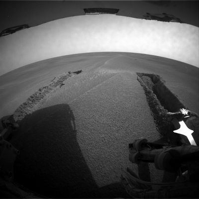 Escape way (2) - Sol 483
Sensibile e molto ben visibile lo spazio percorso "a ritroso" dal Rover. L'unico elemento che ci lascia un pò perplessi (e dire 'un pò' è un vero eufemismo...) è il tempo impiegato per fare questo metro - più o meno - all'indietro: oltre 5 settimane. 
La prudenza non è mai troppa e qui siamo su Marte, d'accordo, ma non sembra anche a Voi che - in fondo - ci sia qualcosa che non quadri? 
Il tempo impiegato, l'assoluta (ed apparente) TOTALE immobilità del paesaggio circostante... 

Ma dove sono andati a finire i possenti venti di Marte i quali ridisegnano continuamente il Pianeta Rosso "scolpendo" dune dalle forme fantastiche ma che non riescono a smuovere un granello di sabbia dalla trincea scavata dalle ruote del Rover?

In fondo non pare anche a Voi che questo 'dettaglio' (tutt'altro che insignificante...) lasci aperta la porta a qualche migliaio di "legittimi dubbi"?!?
Dov'è Opportunity? 
Parole chiave: Mars dunes