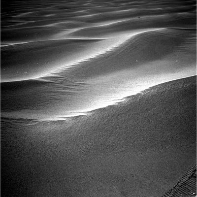 Going to Erebus Crater - Panorama of Sol 490 (1)
Il Rover Opportunity, come avevamo (facilmente) previsto, è libero ed ha ripreso la marcia verso i Crateri Erebus e Victoria. Il paesaggio marziano che appare in questi frames relativi proprio ai primi movimenti compiuti dal Rover una volta 'emerso dalle sabbie', ci mostra delle dune che - almeno in apparenza - sembrano molto più alte di quelle che eravamo abituati a vedere e la notevole profondità dei solchi lasciati dalle 6 ruote di Opportunity all'atto dell'uscita dall'insabbiamento (guardate il terzo frame di questa panoramica) ne sono una prova piuttosto evidente.

Non abbiamo stime attendibili circa il numero di Soles necessari (e salvo l'occorrere di nuovi imprevisti...) per raggiungere Erebus Crater, ma Vi terremo informati.
Parole chiave: Mars Panorama - Side Winders
