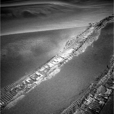 Mars stands still (2) - Sol 496
Gli effetti del vento, anche qualora si trattasse di un vento leggero (una brezza, magari), si dovrebbero poter vedere in qualche modo: in fondo, secondo quanto dice la NASA, Opportunity sta muovendosi su un deserto sabbioso, ricco di grandi dune sinuose le quali sono state 'disegnate' dai venti, e questo approccio è anche coerente con le posizioni scientifiche ufficiali, eppure...
Eppure il paesaggio che vediamo, da più di 5 settimane, è assolutamente FERMO, come cristallizzato.

A noi - e, pensiamo, anche a tanti altri Ricercatori - questa situazione di totale fissità sembra davvero curiosa. Ad essere onesti, sembra davvero poco credibile: un paesaggio simile, così immobile ed inattaccabile, ce lo saremmo aspettato sulla Luna o su qualche altro piccolo mondo roccioso in orbita, per esempio, attorno a Giove, o a Saturno, o a Nettuno.

Ma Marte...Marte ha un'atmosfera - sebbene (dati ufficiali alla mano) molto sottile. 
Parole chiave: Mars dunes and sands
