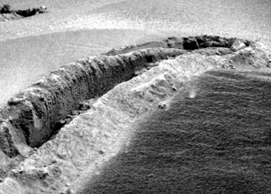 Mars stands still (4) - Sol 496
Certo, vediamo i Side-Winders, ma li vediamo immobili (basta mettere a confronto le immagini di 4 o 5 Soles consecutivi - e relativi alla medesima zona - per accorgersene); i solchi lasciati dal Rover sulla Duna-Purgatorio sembrano canyons, scolpiti nella roccia (guardate quest'ultimo frame per esempio) e l'impressione che ne ricaviamo è che la Duna in questione sia una duna MOLTO diversa (in termini di consistenza e tessitura del materiale che la forma) rispetto a quelle che sono le dune dei deserti terrestri. 

La sabbia di Meridiani, dunque, a totale e profondo dispetto della meteorologia Marziana, NON si muove. E NON si muove o perchè non c'è assolutamente vento (?), o perchè il vento non è, semplicemente, in condizione di smuoverla.

E allora, su che cosa sta 'camminando' il nostro Amico Rover?!?
Parole chiave: Mars dunes and sands
