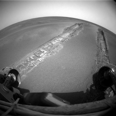 Front view - Sol 506
Il Rover Opportunity è uscito dalla 'sabbiatura forzata', ma non sembra intenzionato ad allontanarsi dalla sua ex "sand-trap". 
Bene: questa permanenza in situ ci permette di notare e di stigmatizzare ancora meglio come, già da 7 settimane, non si sia mosso un granulo di polvere in questa 'tranquillissima' zona di Meridiani Planum.

Strano (anzi: stranissimo) vero?!?
Parole chiave: Mars Panorama