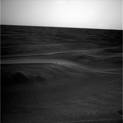 The dunes ahead... - Sol 509
Opportunity è ancora fermo a guardare la duna in cui si è insabbiato per 5 settimane ed il paesaggio che circonda il Rover sembra che non cambi davvero mai. 
Che dire?
Forse siamo noi i 'paranoici' che credono sempre e comunque che la NASA stia barando e che la Verità non venga mai detta.
O forse è la NASA (e, con essa, coloro che si trovano a 'tirarne le fila'), con i suoi "silenzi" e le sue - invero frequenti - contraddizioni, a rendersi poco credibile.
Qualunque sia la Verità, noi pensiamo di non dire una totale sciocchezza allorchè ipotizziamo che:

1) il paesaggio che circonda Opportunity da due mesi è troppo fermo e fisso per essere credibile;
2) la permanenza del Rover attorno alla duna che l'avrebbe intrappolata per 5 settimane, pur usando tutta la nostra buona volontà, apertura mentale e disponibilità verso gli Amici della NASA, ci sembra - a questo punto dell'Avventura - davvero difficile da giustificare.

Voi che dite?
Parole chiave: Mars dunes