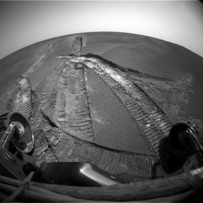 What the "bleep" am I doing?!? - Sol 510
Parafrasando un film semi-sconosciuto - ma molto bello e di prossima apparizione qui in Italia (cfr. "What the bleep do we know?") - un titolo 'ironico' per un'istantanea da Meridiani Planum che - veramente - ci mostra un modus operandi (quello dei Tecnici del Controllo Missione) che sta diventando/è già diventato davvero distorto e contorto.

Proprio come le tracce che Opportunity ha lasciate sulla sabbia...
Parole chiave: Mars dunes and sands