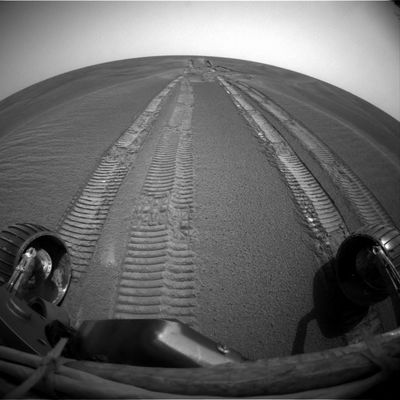 Front view - Sol 511
La "Duna Purgatorio" giace davanti agli occhi della Front Haz-Cam di Opportunity e, nel guardarla da questa posizione ed angolazione, ci viene in mente qualcosa che - forse - qualche Lettore particolarmente attento potrebbe già aver notato.
Che cosa?
Che la "Duna Purgatorio" in cui Opportunity si sarebbe insabbiata per quasi due mesi è in tutto e per tutto IDENTICA alle altre diecimila dune che il Rover ha già attraversato senza alcun problema. 
In fondo, premesso che al Centro Controllo Missione sanno bene come scavare una 'trincea' facendo girare vorticosamente una coppia di ruote del Rover (abbiamo svariati esempi di 'trenches' scavate in questo modo,  sia in area Gusev Crater, sia in Meridiani Planum), perchè escludere a priori la possibilità che tutto l'insabbiamento sia stato 'creato su misura' per rallentare il ritmo di diffusione sulla Rete delle immagini in arrivo da Marte e - magari - addolcirle un pò?

Che cosa potrebbe aver scoperto Opportunity lungo la strada che l'ha condotta ad Erebus?
Parole chiave: Mars Panorama
