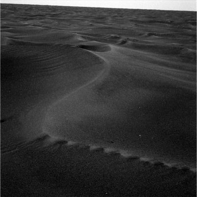 A boundless sea of dunes...On the way to Erebus (1) - Sol 512
Non crediamo di sottovalutare le capacità del nostro Amico Rover, nè di fargli un torto quando, dopo aver osservato la tipologia (apparente) di dune che si trovano sulla strada che lo conduce verso Erebus e Victoria, ci mostriamo un pò pessimisti relativamente alle sue chances di passare indenne attraverso questa 'trappola sabbiosa'.
Insomma: è bastata, a quanto si è visto, una duna appena più soffice ed alta del solito per bloccare il Rover. Ora, lasciando perdere per un pò la teoria (peraltro da noi stessi proposta e sponsorizzata) secondo cui l'insabbiamento di Opportunity, se realmente accaduto, è stato anche strumentalizzato - dilatandolo nel tempo in modo da creare una sorta di "azione diversiva" - e supponendo invece che l'evento sia occorso davvero nel modo in cui la NASA ce lo ha (forse troppo) minuziosamente descritto per 2 mesi, ci sembra assolutamente ovvio dedurre che le cose, da questo punto in avanti, non potranno che peggiorare.
Parole chiave: Mars dunes - Side Winders