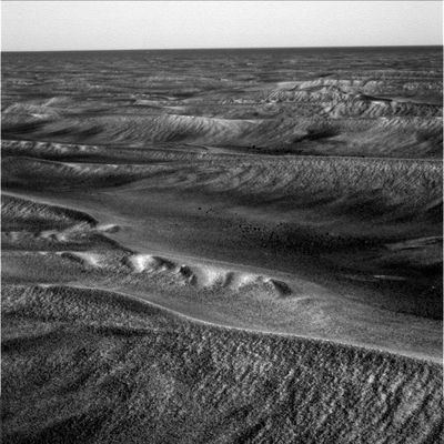The Side-Winders ahead (1) - Sol 512
Da questo semplice trittico di frames relativi al Sol 512 di Opportunity noi crediamo che si possa spiegare in maniera davvero facile ed evidente il motivo per il quale siamo un p� scettici sul prosieguo della Missione del nostro Amico Rover: guardate i rilievi (i Side-Winders) che si trovano sulla strada verso Erebus Crater e poi andate a confrontarli con quelli che il Rover ha incontrato (e superato) in passato, prima e subito dopo Endurance.
La differenza, in termini di misura e complessit�, � davvero grande e, come dice la NASA, Opportunity si � insabbiato per molto meno...
Parole chiave: Mars dunes - Side Winders