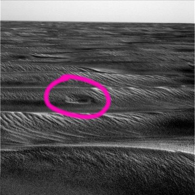 Another small depression? - Sol 512
Osservate la depressione del Side-Winder che abbiamo evidenziato con una cerchiatura color fucsia: si tratta di un altro mini-cratere (sebbene di forma inusuale) oppure di qualche cosa di diverso? Non sembra anche a Voi che si tratti di una depressione così curiosamente regolare da sembrare (quasi) squadrata?
O è solo la nostra immaginazione?...
Parole chiave: Mars dunes - Side Winders