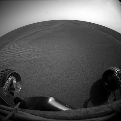 Movin' on! - Sol 523
Opportunity si sta muovendo, cautamente, verso Erebus: in questo frame ottenuto dalla Front Haz-Cam durante il Sol 523, vediamo il "nulla" fatto di sabbia e crateri che attende il Rover nel suo prossimo futuro...
Parole chiave: Mars Panorama
