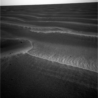 Panorama - Sol 527 (1)
Nella breve panoramica che Vi proponiamo ci sono solo i Side-Winders i quali, con le loro curve ed i loro rilievi sinuosi, coprono l'intero orizzonte di Opportunity.
Una bella serie di frames che evidenzia - ad occhi attenti - piccoli ma non insignificanti rilievi fra una duna e l'altra e sulla cresta di alcune dune (si potrebbe trattare di pietre e modesti boulders) e, forse, altri mini-crateri.
Parole chiave: Mars Panorama - Side Winders