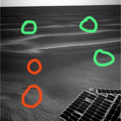 Side-Winders, Troughs and Outcrops - Sol 531 (2)
Inoltre, se guardate con attenzione i dintorni del Rover mentre si riposa e si ricarica, noterete la presenza - accanto a quelle macchioline bianche e molto luminose le quali potrebbero essere sia delle rocce isolate, sia le sommità di qualche affioramento - di curiose "mini-depressioni" che, a ben guardare, ci ricordano molto i "mini-craters" che hanno entusiasmato e sbigottito tutti gli Amici della NASA.
Ma i "mini-craters" non dovevano essere un fenomeno raro ed isolato...O forse abbiamo capito male noi?!?

Cerchiatura rossa: mini-depressioni (alias mini-craters) o photo-artifact?
Cerchiatura verde: rocce bianche isolate o sommità di affioramenti (alias outcrops)?
Parole chiave: Mars Panorama - Side Winders