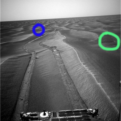 Side-Winders, Troughs and Outcrops - Sol 531 (4)
Cerchiatura Blu: rilievo anomalo ed indefinibile (potrebbe anche essere un photo-artifact)
Parole chiave: Mars Panorama - Side Winders