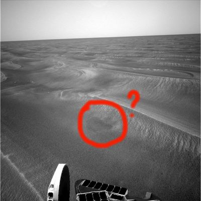 Side-Winders, Troughs and Outcrops - Sol 531 (5)
Che cos'è quella macchia scura che abbiamo cerchiato in rosso e marcato con un punto interrogativo? Forse una depressione irregolare e non tanto "mini"? Un affioramento di umidità (come sostengono alcuni)? 

Una cosa è certa: si tratta di un'Anomalia, a tutti gli effetti!
Parole chiave: Mars Panorama - Side Winders