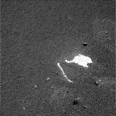 Paving under the sand? (2) - Sol 533
Un primo piano davvero suggestivo della porzione esposta di quello che sembra giacere sotto le sabbie di Meridiani. Difficile fare delle ipotesi ma, a giudicare da questo tipo di immagine (debitamente ingrandita ed in parte elaborata), non ci sembra di poter escludere l'ipotesi che si tratti di materiale - almeno in parte - vetroso o comuque cristallino (si potrebbe trattare, ad esempio, di una lastra di roccia che contiene piccoli cristalli i quali, sotto il Sole del mezzogiorno Marziano, riescono a conferirle quella particolare albedo che vediamo con grande chiarezza - rocce quarzifere o granito?). 

Nota: operando un buon ingrandimento, potrete anche notare una serie di fratture irregolari che coprono la roccia esposta, conferendole l'aspetto del "vetro rotto".

Caption NASA originale per l'immagine:"Left Pan-Cam Non-linearized Full frame EDR acquired on Sol 533 of Opportunity's mission to Meridiani Planum at approximately 12:10:12 MLT, camera commanded to use Filter 2".
Parole chiave: Unusual rock formation in Meridiani Planum
