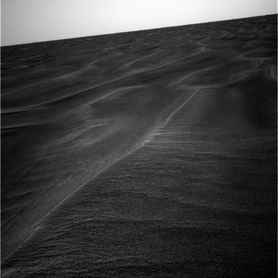 Panorama - Sol 536 (3)
Ma anche questa seconda ipotesi cade davanti alle evidenze fornite dalle immagini orbitali nonchè dalle immagini della pianura di Gusev Crater così come ripresa dall'alto (non dimentichiamo che Spirit è in una posizione molto vantaggiosa non solo per veder passare i DD, ma anche per mostrare i mutamenti di paesaggio successivi al loro transito). 
E poi non dimentichiamo che sono gli Scienziati NASA stessi a dire che i DD sono responsabili del (quasi) costante ri-modellamento della superficie di Marte e quindi...
Una terza ipotesi ci direbbe che il Dust Cleaning Event (DCE) NON è stato un DD, bensì un leggero venticello. Ebbene, i "leggeri venticelli" Marziani non hanno, secondo la NASA, la "forza" di compiere opere di pulizia (perchè le polveri Marziane sono estremamente "sottili & collose"!).

E allora? E allora non restano che due spiegazioni: 1) il DCE NON è avvenuto tra i Soles 524 e 526 oppure 2) il DCE NON è avvenuto affatto.

Avete qualcosa da suggerire (a parte "l'autolavaggio Marziano")?
Parole chiave: Mars Panorama