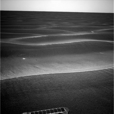 Side-Winders and the "etched terrain" (2) - Sol 538
Come potrete vedere - soprattutto nei frames relativi al Sol 539 - questo tipo di terreno sembra non essere altro che un'area piatta e rocciosa, simile ad una sorta di "pavimento" (ricordate i "pavimenti" di Endurance?) che, grazie alla (presumibile) azione degli agenti atmosferici (vento), si è liberata delle sabbie che la ricoprivano.

A mano a mano che ci avvicineremo ad Erebus, le sabbie ed i Side-Winders cederanno il passo, sempre più decisamente, a questo nuovo spettacolo della Natura che, come sempre, cercheremo di interpretare al meglio delle nostre capacità e possibilità.
Parole chiave: Mars dunes and etched terrain