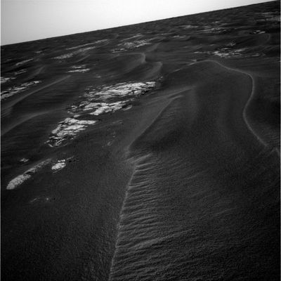 The Martian Paving...Again! (2) - Sol 542
Allorchè avevamo incrociato i "Pavimenti Marziani" per la prima volta l'idea che a qualcuno di noi era venuta - e che possiade ancora una sua validità - era che questo tipo di suolo potesse essere in qualche modo collegato a (ossìa essere una conseguenza di) fenomeni vulcanici. 
Ma l'area di Meridiani Planum, si obbietterà, NON è un'area vulcanica! 
Lo sappiamo, così come sappiamo che i fenomeni vulcanici che accadono sulla Terra potrebbero manifestarsi in maniera differente rispetto a Marte o altri Mondi del Sistema Solare.
E allora?
E allora c'è un'altra possibilità.
Parole chiave: Etched Terrain