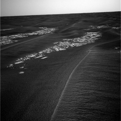 White pavements around Opportunity (1) - Sol 549
Si tratta, ancora per questo Sol 549, di una piccola serie di immagini ridondanti dei "Pavimenti Marziani". La NASA continua a definirli, a quanto sembra, come "outcrops", ossìa "affioramenti". La loro conformazione, tuttavia, non ci sembra ricalcare i modelli propri degli outcrops in senso stretto (guardate le immagini in arrivo da Spirit per capire che cosa si intende per outcrop). A nostro parere si tratta, semplicemente, di una pavimentazione rocciosa che giace appena a qualche cm sotto la sabbia e che, in modo - forse - relativamente uniforme, potrebbe caratterizzare un'ampia zona di Meridiani Planum.
Un suolo roccioso, ricoperto di sabbie compatte che disegnano strane dune sinuose le quali, tuttavia, forse non sono opera del vento.
Non c'è che dire: si tratta di uno scenario estremamente difficile da decifrare...
Parole chiave: Martian Paving