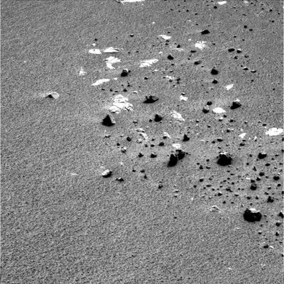 What do you see?
Ripresa ravvicinata di ciottoli e sassetti, di varia forma e dimensione, sparpagliati sul suolo Marziano, proprio a ridosso dei "Pavimenti". 
Ma che cosa ci dice questa immagine? 
Forse una cosa (almeno): questa configurazione del suolo è recentissima (e se non lo fosse, allora dovremmo davvero supporre che, sulla Pianura di Meridiani, il vento non soffia davvero mai).
Parole chiave: Mars rocks, sand and debris - Controversial image