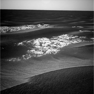 Outcrops or Paving? (2) - Sol 550
...piccole, disposte "ordinatamente" intorno alle rocce maggiori, così da formare delle strutture che, in più di una occasione, ricordano delle vere e proprie costruzioni (tane o qualcosa di simile).
Comunque sia, la nostra impressione - supportata da questi semplci dati di fatto - è che queste particolari strutture che vediamo affiorare dalle sabbie di Meridiani NON siano degli outcrops (almeno nel senso più tipico dell'espressione).
E di che cosa si tratta allora? 
A nostro avviso ci troviamo davanti (anzi: sopra) ad una superficie che ha subito, ere ed ere fa, una profonda "elaborazione-trasformazione". 
Le cause di questa profonda "metamorfosi" potrebbero essere ricondotte sia ad eventi vulcanici - ma non ci sono vulcani in zona... -, sia ad eventi elettrici di incalcolabile magnitudo (superfulmini). Purtroppo non siamo in grado di scendere in ulteriori dettagli, ma contiamo di tornare su questo argomento in un prossimo futuro (specialmente se la NASA rilascerà più informazioni sulla composizione...
Parole chiave: Martian Paving