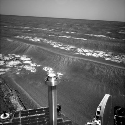 Outcrops or Paving? (5) - Sol 550
...rimane SEMPRE quello di una statua di marmo che "guarda" l'evolversi di un evento: nessuna reazione, passività totale. In altre parole: "ormai i meccanismi e le logiche dell'Universo ci sono chiari: tutto quello che si vede può essere spiegato con quello che già si sa: è solo questione di tempo". A nostro - immodesto: lo sappiamo e perdonateci... - avviso, questo atteggiamento esprime il pensiero più arrogante e deleterio che possa esistere, specie in un campo come quello che noi, con tutti i nostri limiti, cerchiamo ogni giorno di affrontare.
Coloro che, in qualsiasi maniera, tentano anche solo di far "intravedere" qualche Nuova Visione e Teoria Esplicativa (che può andare dall'Universo Pluri-Dimensionale all'Universo Elettrico) sono subito additati come - se va bene... - "stravaganti". Se va male, si parla subito di "individui stupidi ed incompetenti": perchè? La Scienza - secondo quanto ci è stato insegnato - sfida costantemente sè stessa ed è attraverso questo challange costante che, nel tempo,...
Parole chiave: Martian Paving
