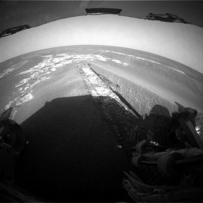 Outcrops or Paving? (6) - Sol 550
...si raggiungono nuovi obbiettivi e, quindi, si evolve. 
Potremmo scrivere libri su questo argomento e/o parlarne per ore, ma preferiamo soffermarci solo su un concetto semplicissimo: la Scienza è un Mondo aperto a tutti ed ognuno di noi, a condizione di non pretendere di essere il Titolare Esclusivo della Verità, può dire e/o dare qualcosa. Anche solo un'Idea, un'Intuizione o una Direzione: il Teorema ed il Modello Esplicativo, verranno.

Noi crediamo fermamente in questo approccio, così come crediamo che la Scienza Positiva, da un certo punto di vista, si sia fermata. 
Lo scopo della nostra "propensione" alle Teorie Esotiche (un modo poco carino per definire le Teorie Nuove) è solo quello di (tentare) di ridare un minimo di energia ad un motore che sembra essersi bloccato. Sappiamo bene che la nostra posizione è provocatoria e, in molti casi, difficile, ma non importa: non c'è solo una strada che porta alla Verità, non credete?!?

E questo vale per Marte e per tutto il resto del Cosmo.
Parole chiave: Martian Paving
