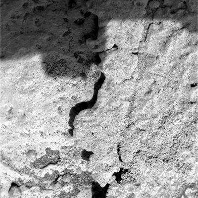 Deep inside the "Martian Paving" (4) - Sol 556
Un frame davvero molto bello, ma...Che cosa rappresenta?

Insomma, a parte le nostre solite (sovente, e di questo ce ne scusiamo con Voi...) "ipotesi esotiche e folkloristiche", nessuno si sbilancia. 
Ma è mai possibile che fra i tanti Enti Scientifici Pubblici e Provati preposti a dare risposte o, almeno, a formulare teorie, non ce ne sia mai uno capace di dirci quattro cose "credibili e comprensibili" sulle innumerevoli Singolarità che, quasi quotidianamente, arrivano dal Pianeta Rosso e che noi ci troviamo, praticamente DA SOLI, a dover commentare? Diciamo "da soli" perchè, a parte qualche isolatissimo - e molto stimato, almeno da noi - Ricercatore, NESSUNA ISTITUZIONE, nè in Italia, nè altrove (almeno a quanto ne sappiamo), si azzarda a dire una parola.

Paura di "far figure"? Ovvio.
Ma non dimenticate, però, che i (cosiddetti) Grandi Ricercatori, al pari dei cosiddetti Grandi Divulgatori, sono pagati (anche) per rischiare, almeno qualche volta nella loro Vita, di fare una brutta figura...O no?!?
Parole chiave: Microscopic Imager - Martian Paving