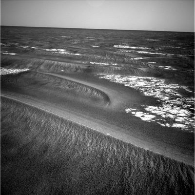 360� Panorama (1) - Sol 562
La proposta di oggi - 25 Agosto 2005 - è una serie di fotogrammi che ci daranno una visione a 360° dell'area su cui il Rover Opportunity si sta muovendo e che, sulla base delle informazioni rilasciate dalla NASA, si trova a soli 180 mt (circa) dal Cratere Erebus (il quale, tuttavia, non è ancora visibile in alcun frame).
La eccellente definizione di questi frames ci permette di osservare, con una notevole ampiezza di particolari, il curioso intrecciarsi e sovrapporsi delle dune di Meridiani (i Side-Winders) con queste formazioni rocciose che sembrano essere modellate "ad incastro" (e che abbiamo battezzato come "Martian Paving" sin dai tempi dell'esplorazione dell'Endurance Crater) e che, sebbene la NASA le qualifichi come semplici "affioramenti" (e cioè "outcrops"), a noi danno la netta sensazione di costituire una uniforme "pavimentazione" che giace, probabilmente, solo a pochi cm al di sotto delle sabbie e polveri che caratterizzano questa zona di Marte.
Parole chiave: Postcards from Mars