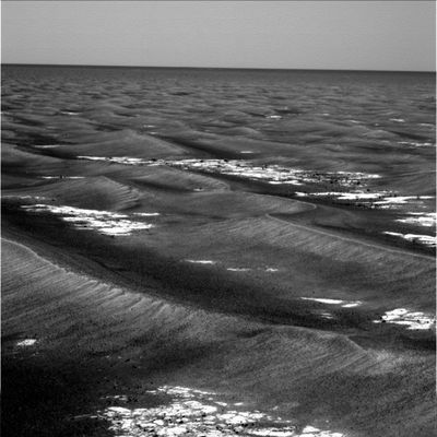 The "waves" of Meridiani (2) - Sol 569
E' curioso che nessuno abbia ancora notato che, nelle immagini in b/n, la distesa di Meridiani ricorda proprio un mare tropicale, dalle onde appena increspate dal vento e con le acque basse e trasparentissime, ideali per mostrare, assieme ad un incessante sfarfallìo di luci e di riflessi, il proprio fondale.
Troppa immaginazione ed un'eccessiva "licenza poetica"? 
Secondo noi no. 
E comunque, una volta che avessimo ridotto l'Esplorazione dello Spazio ad un "fatto tecnico, da discutere tra Scienziati" - come molti, forse anche involontariamente, stanno cercando di fare da tempo - ne avremmo, quantomeno a nostro parere, "ucciso il significato più profondo"...
Parole chiave: Mars Panorama - Martian Paving & Side Winders
