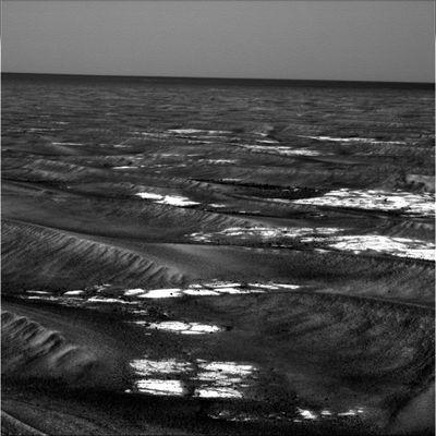 The "waves" of Meridiani (4) - Sol 569
"...Several photos show the MER team members - beaming - as they get a glimpse of the first rover images from Mars.
And in one, taken just after Squyres and mission assurance manager Mark Boyles learn Spirit was successfully deployed, both men have their eyes closed and arms in the air. Boyles is cheering. Squyres is smiling so widely, your face aches in sympathy.
The photos show the emotion. The book tells - beautifully - why it's there...".

Onore al Dr Squyres, ovviamente: il Libro, non appena verrà disponibile in Italia, lo leggeremo e così sapremo dirVi se si tratta di una raccoltà di fotografie, ringraziamenti ed ovvietà (scientifiche), oppure se, almeno leggendo fra le righe, sarà possibile riuscire a percepire un minimo di coraggio e di "alternatività" (NON fantascienza!) - nonchè di "apertura mentale" - nell'infinito Viaggio alla Ricerca della Verità.
Parole chiave: Mars Panorama - Martian Paving & Side Winders