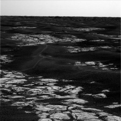 Erebus Area (9) - Sol 582
L'area su cui dovrebbe trovarsi questo exhumed crater, Erebus, l'avete vista con ampio dettaglio ed a 360°: si tratta di un paesaggio splendido ed estremamente affascinante.
Ma Erebus...Dov'è? 
Quanto è lontano il margine esterno (la "murata" o "rim", se affiorante) di Erebus? 
O forse Opportunity sta già "marciando" su Erebus (come qualcuno di noi sta pensando)?
Parole chiave: Mars Panorama - Martian Paving & Side Winders