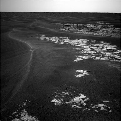 Erebus Freeway or the outer edges of Erebus? - Sol 590
Il titolo di questa serie di immagini è decisamente auto-esplicativo: siamo ancora sulla "Erebus Freeway", e cioè la "strada" che, attraversando il minor numero possibile di Side-Winders (dune) ed usando al massimo la pavimentazione di Meridiani conduce al Cratere Erebus oppure questi outcrops che si aprono davanti al Rover sono già le sue "pareti esterne"?

La risposta esatta - e dobbiamo dire ancora una volta "bravi!" ai nostri Analisti delle immagini i quali hanno anticipato i commenti ufficiali NASA - è la seconda: Opportunity è già all'interno di Erebus Crater!
Parole chiave: Erebus Crater