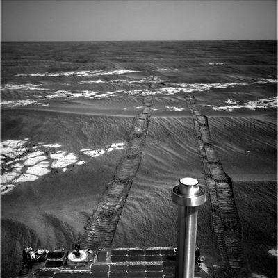 Erebus Crater (7) - Sol 590
Con questo "Official Sol-by-Sol summary" Vi sarà facile capire perchè siamo già (da qualche Sol) all'interno di Erebus Crater:

Sol 586 (Sept. 16, 2005): Opportunity conducted remote sensing;
Sol 587: More remote sensing;
Sol 588: Drove about 20 meters (66 feet) at 208°;
Sol 589: Drove about 22 meters (72 feet);
Sol 590: Drove 35 meters (115 feet);
Sol 591 (Sept. 22, 2005): Drove about 17,5 meters (57 feet), turned for weekend work with RA. 

As of Sol 591, Opportunity has traveled 5933,69 meters (3,69 miles).

Parole chiave: Erebus Crater