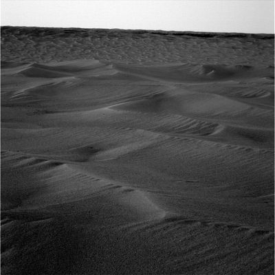 Erebus Crater (1) - Sol 593
In tutta onestà - ed anche sulla base delle fotografie orbitali - noi, il Cratere Erebus, ce lo aspettavamo un bel pò diverso.
Certo, quell'intricatissima distesa di dune che si vede molto bene verso l'orizzonte dell'immagine (a circa 60/70 metri dal Rover) e che dovrebbe riempire la depressione di 300 metri di diametro che è questo fantomatico Erebus Crater è molto suggestiva, così come sono suggestivi i pavimenti che caratterizzano l'area su cui sta marciando Opportunity, però...Però qualcosa non va. 
Questo Erebus Crater, in fondo, a noi ricorda tanto un altro "cratere fantasma": il Missoula Crater, incontrato da Spirit sulla via di Husband Hill.
Un'ultima nota: la NASA dice che Opportunity si sta avvicinando ad Erebus ma, proprio pochissimi giorni fa, la NASA stessa aveva scritto che Opportunity era già "dentro" Erebus! Allora: o noi non capiamo bene quello che leggiamo (il che può anche essere), o la NASA affida i suoi Comunicati Ufficiali a gente che non sa scrivere (idem c.s.).

Decidete Voi...
Parole chiave: Erebus Crater
