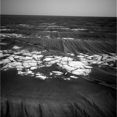 Dunes and Rover tracks on Erebus paving (2) - Sol 599
Vi suggeriamo, se volete provare a "smascherare" ancora una volta le piccole (e stupide) bugie della NASA, ad andare a riguardarVi le immagini della Purgatory Dune e poi, pescando "random", le istantanee di un gran numero di dune simili o più grandi di quest'ultima le quali, come si può vedere dalle tracce delle sei ruotine del Rover, sono state attraversate senza battere ciglio.
Ora se questa congettura fosse vera, ci chiederemmo come mai la NASA abbia deciso di bloccare per oltre 6 settimane la visione dei frames on-line from Mars per farci vedere soltanto la "ruota (pseudo) insabbiata" di Opportunity. Ebbene, noi abbiamo fatto due ipotesi:

1) aggiungere pathos alla Missione dato che l'interesse generale si stava smorzando rapidamente (e nel contenpo far vedere come sono bravi i Tecnici del Controllo Missione), o
2) preparare in santa pace le visioni virtuali di Erebus e Victoria, questa volta senza dimenticare "in situ" degli scomodi dettagli tipo "sferoidi" in movimento...
Parole chiave: Erebus Crater