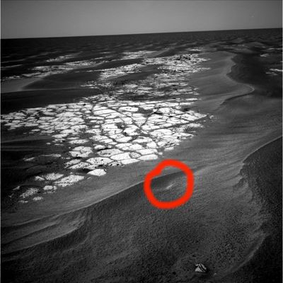 On the rim of Erebus Crater (5) - Sol 601
Esistono, ovviamente, anche altre possibilità.
Per esempio che questi mini-crateri non sìano affatto di origine recente o recentissima (come logica e buon senso suggerirebbero, se i dati NASA fossero corretti) ma che anzi, al contrario, sìano molto antichi e la loro sopravvivenza è determinata dal fatto che l'ambiente Marziano, in area Meridiani, è "totally still": completamente immobile. 

Ricapitolando: se le condizioni meteo di Marte-Meridiani fossero quelle che la NASA spaccia per vere e la consistenza delle polveri e delle sabbie di Meridiani fossero quelle che sempre la NASA "suggerisce" (e cioè sabbie e polveri ultra-sottili - e, aggiungiamo noi, della consistenza dello zucchero "a velo"), questi craterini non dovrebbero nemmeno esistere. 
O meglio: potrebbero anche esistere, ma sarebbe un colossale colpo di fortuna vederne uno e, comunque, non lo si dovrebbe vedere per più di poche ore.

Ed in questo frame - ironia, ironia... - ne vediamo un altro ancora...
Parole chiave: Erebus Crater