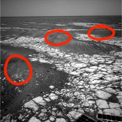 On the rim of Erebus Crater (13) - Sol 601
Cerchiature Rosse: aree troppo "sfumate" e "piallate" (a regola d'arte) per essere solamente zone fuori fuoco. Più probabile l'alterazione digitale.
Parole chiave: Erebus Crater
